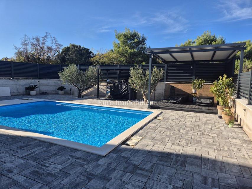 Pirovac - villa con piscina in posizione tranquilla