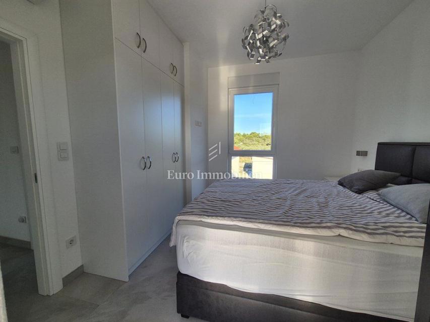 Pirovac - villa con piscina in posizione tranquilla