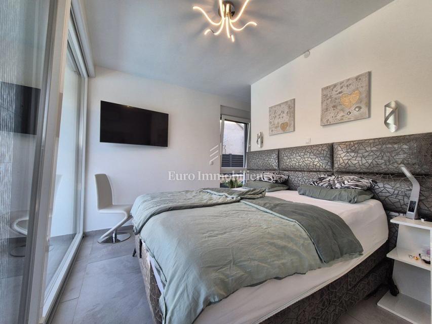 Pirovac - villa con piscina in posizione tranquilla