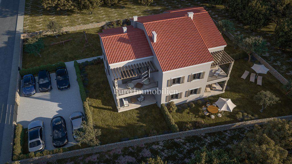 Dubrava vicino a Tisno - appartamento con cortile in posizione tranquilla