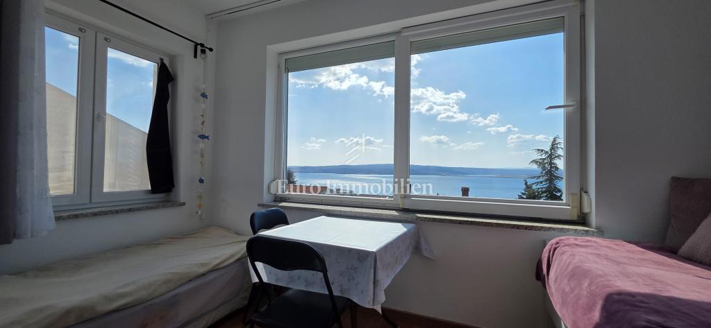 Dramalj - appartamento con vista mare in posizione tranquilla