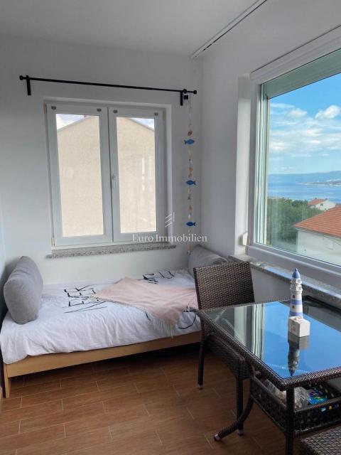 Dramalj - appartamento con vista mare in posizione tranquilla