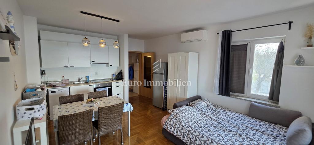 Dramalj - appartamento con vista mare in posizione tranquilla