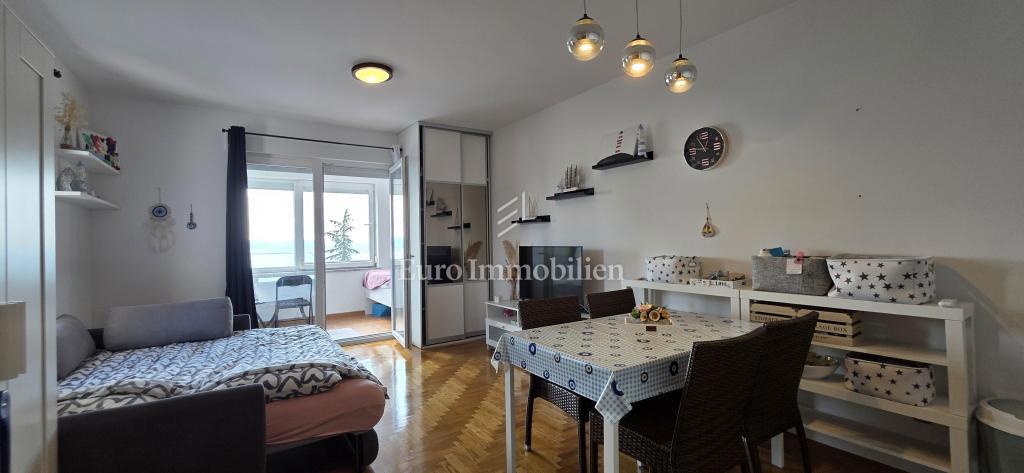 Dramalj - appartamento con vista mare in posizione tranquilla