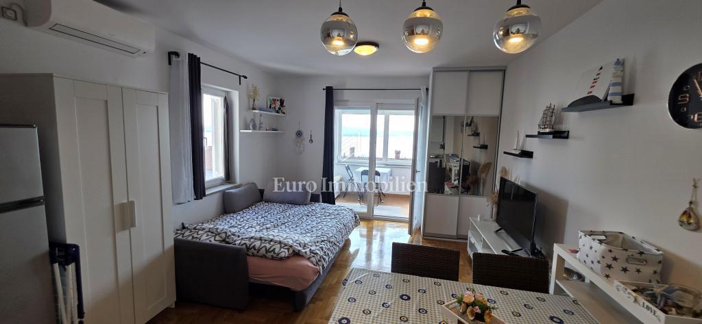 Dramalj - appartamento con vista mare in posizione tranquilla