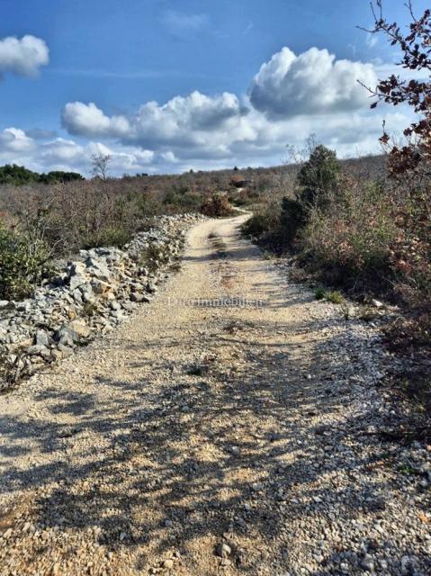 Betina, terreno agricolo in seconda fila verso il mare