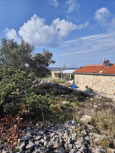 Betina, terreno agricolo in seconda fila verso il mare