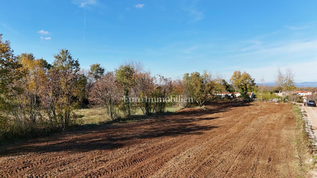 Zona Albona - terreno edificabile in posizione tranquilla