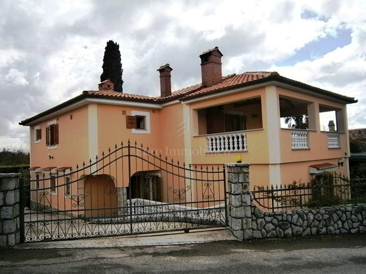 Casa arredata moderna con un grande giardino