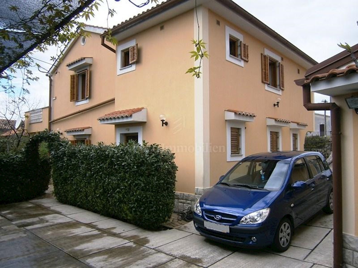 Casa arredata moderna con un grande giardino