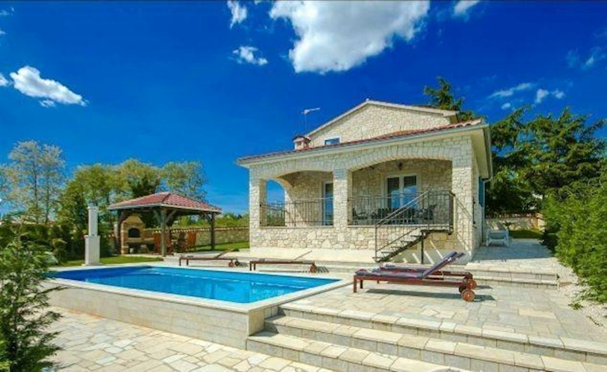 Detached house in the center with pool