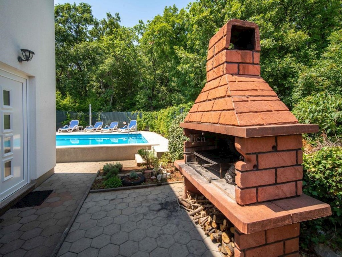 Beautiful house with two residential units and a swimming pool