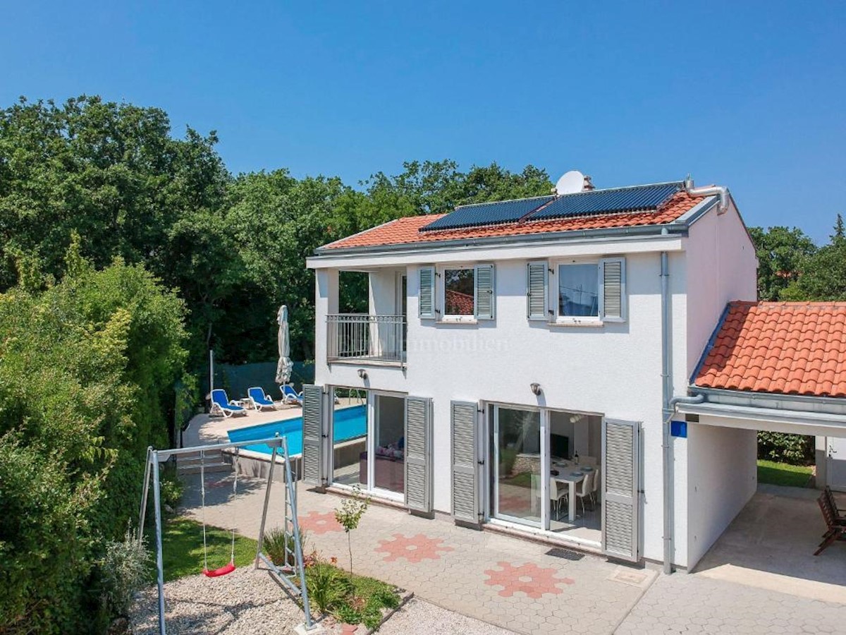 Beautiful house with two residential units and a swimming pool