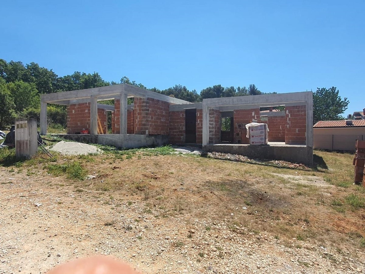 Semi-detached villa with pool and sea view