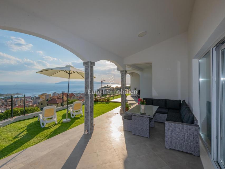 Beautiful villa with a pool and a panoramic view of the sea