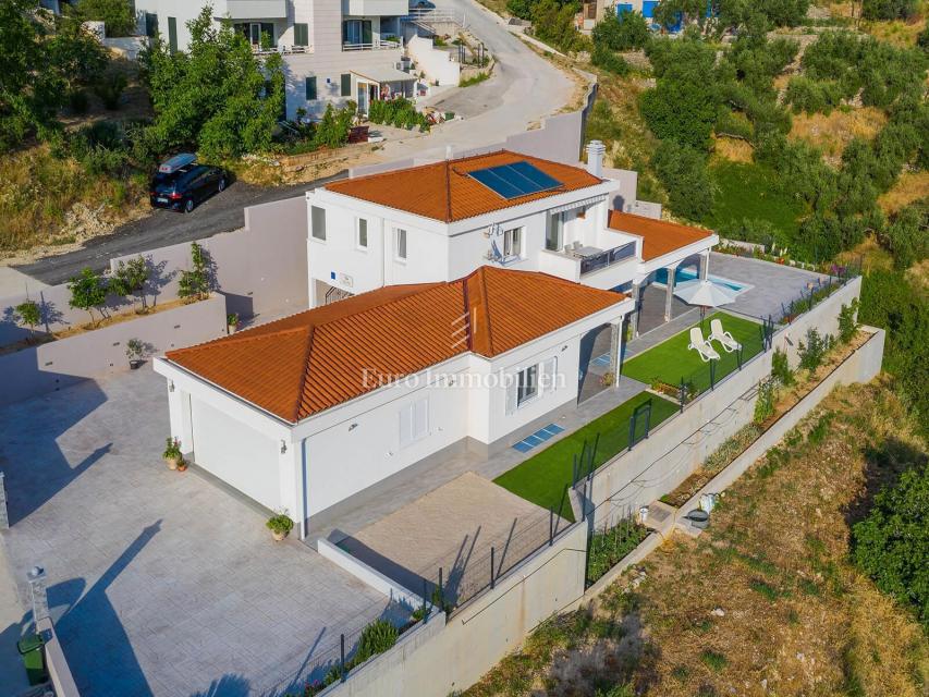 Beautiful villa with a pool and a panoramic view of the sea