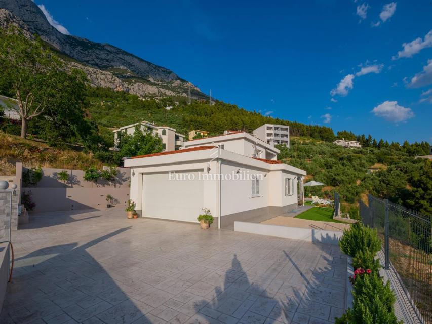 Beautiful villa with a pool and a panoramic view of the sea