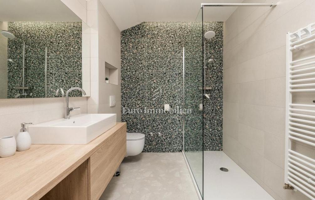 Casa moderna, prima fila al mare vicino a Senj