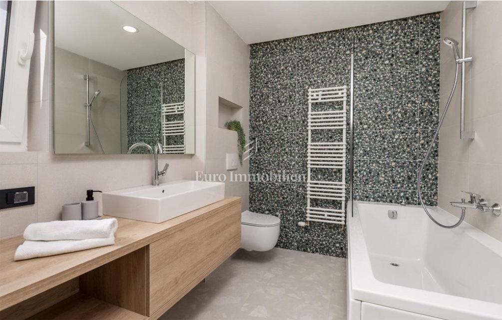 Casa moderna, prima fila al mare vicino a Senj