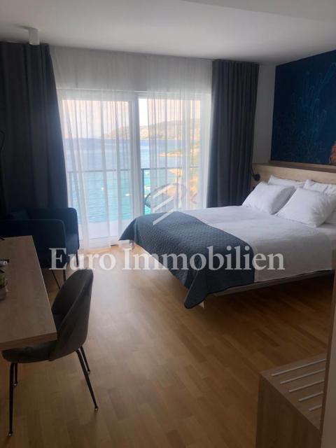 Casa moderna, prima fila al mare vicino a Senj