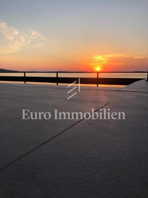 Casa moderna, prima fila al mare vicino a Senj