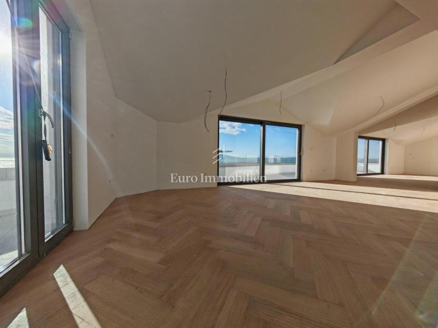 Apartment in the attic 50 meters from the sea, new building