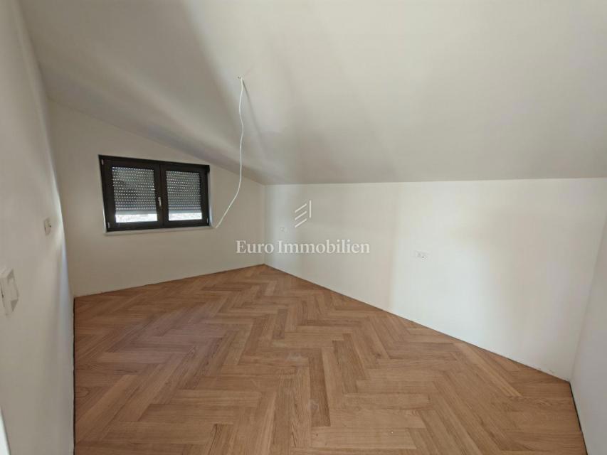 Apartment in the attic 50 meters from the sea, new building