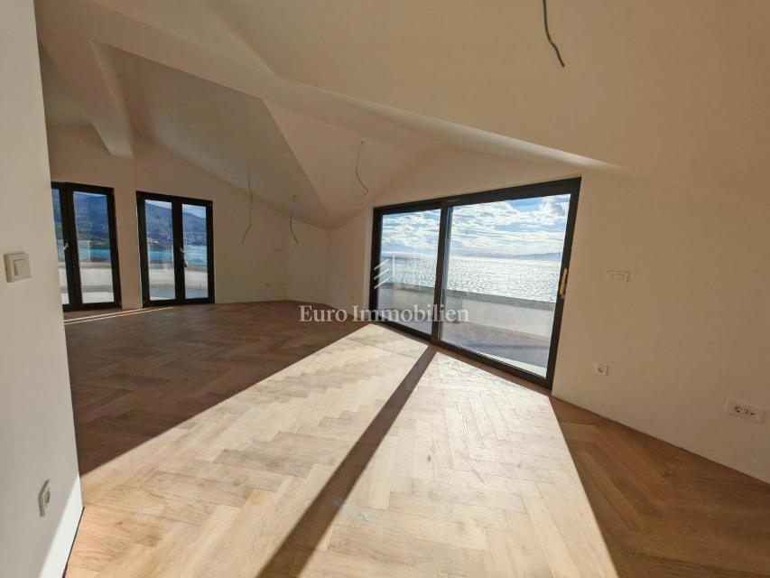 Apartment in the attic 50 meters from the sea, new building