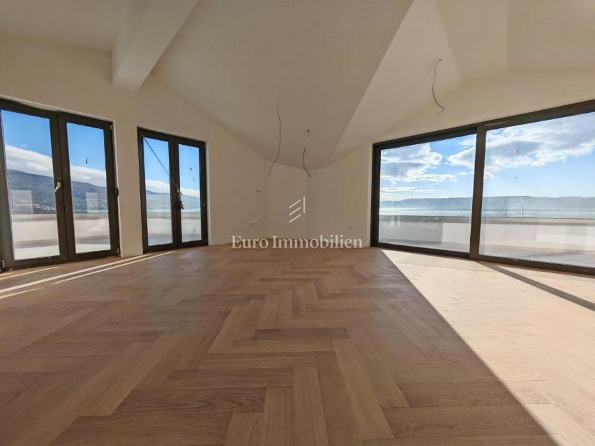 Apartment in the attic 50 meters from the sea, new building