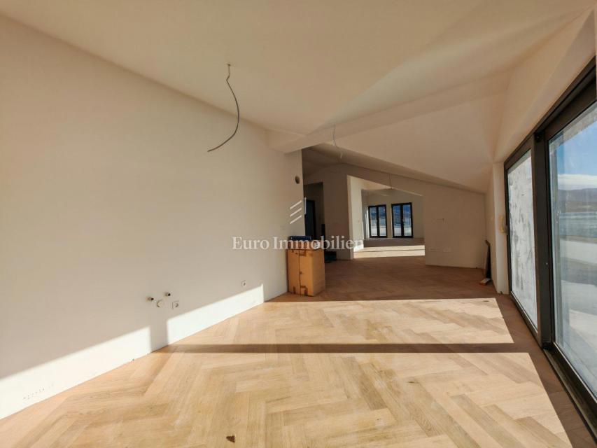 Apartment in the attic 50 meters from the sea, new building