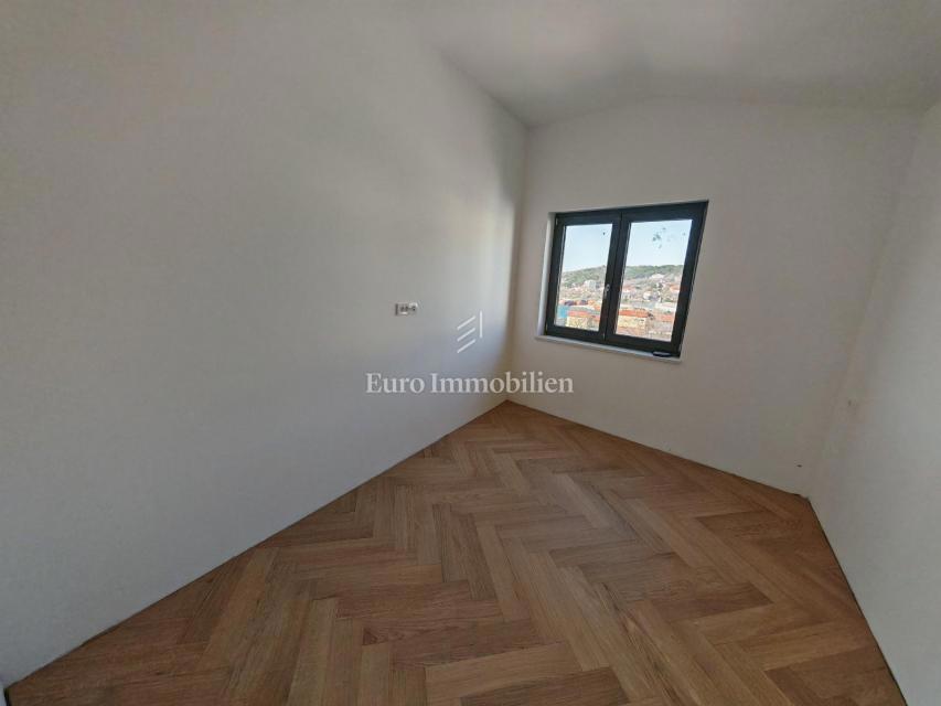 Apartment in the attic 50 meters from the sea, new building