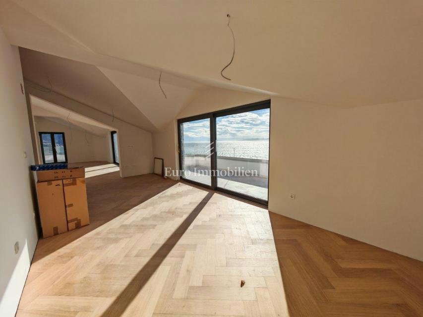 Apartment in the attic 50 meters from the sea, new building