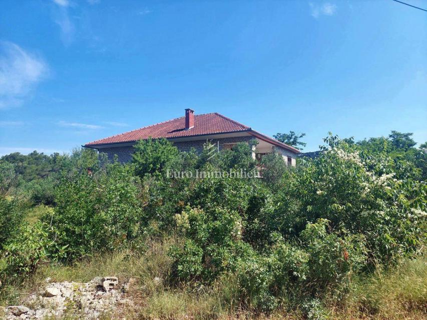 Jezera - isola di Murter, casa immersa nel verde