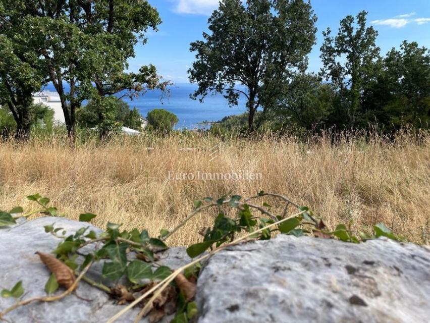 Ičići, terreno con permesso di costruzione e vista mare