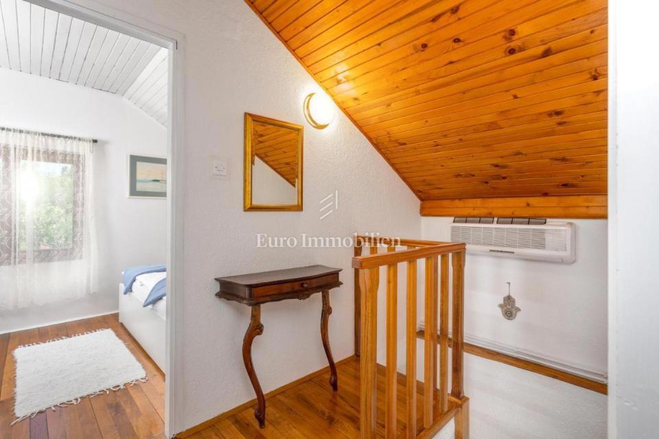 Krk, dintorni di Vrbnik, due case in  posizione tranquilla