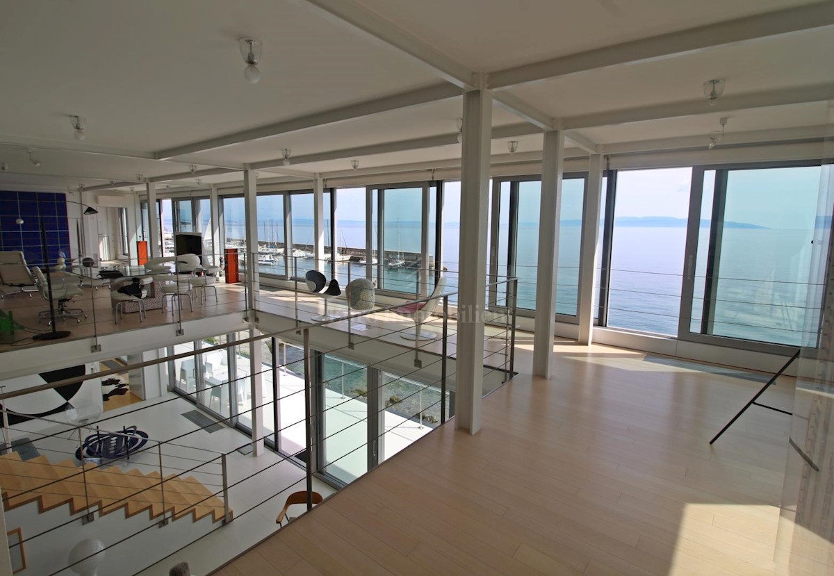 Impressionante villa sul mare! Sinergia di spazio, uomo e mare!