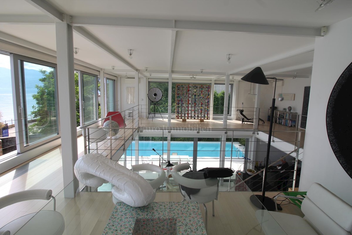 Impressionante villa sul mare! Sinergia di spazio, uomo e mare!