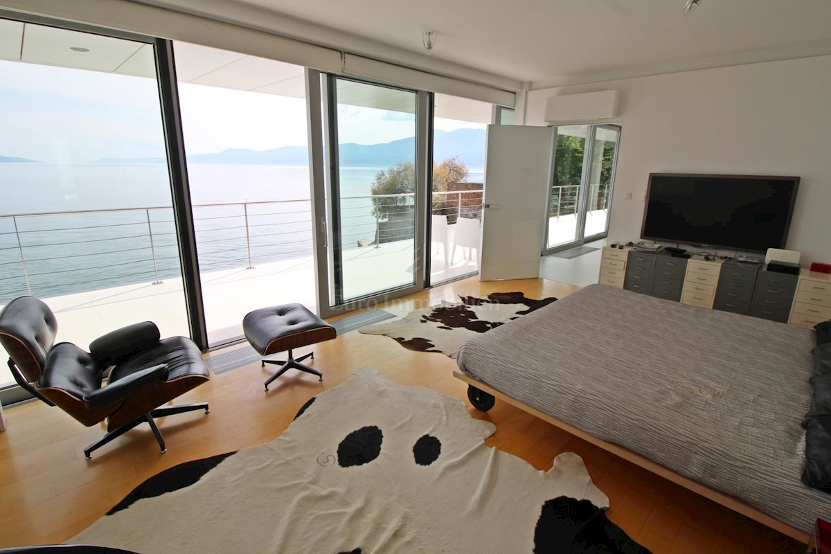 Impressionante villa sul mare! Sinergia di spazio, uomo e mare!