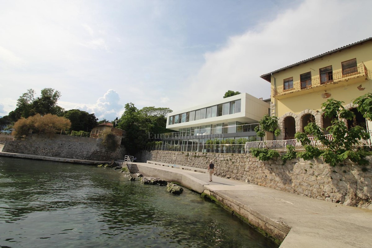 Impressionante villa sul mare! Sinergia di spazio, uomo e mare!