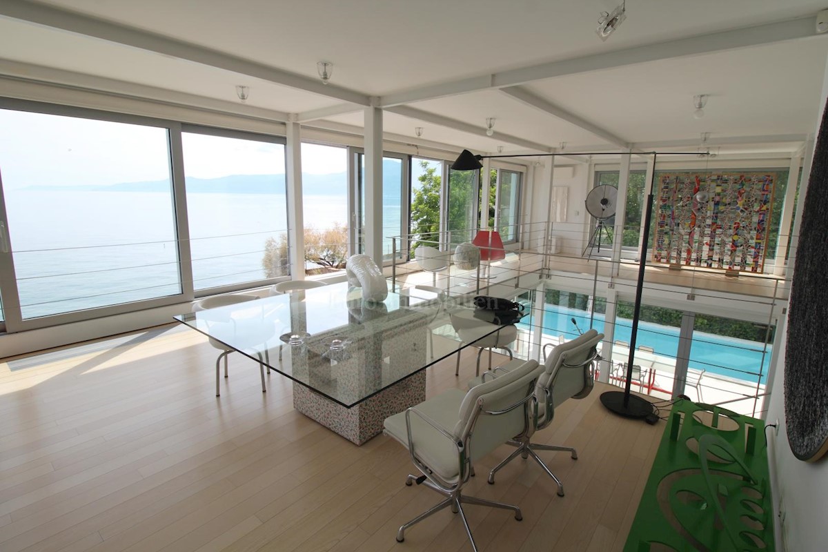 Impressionante villa sul mare! Sinergia di spazio, uomo e mare!