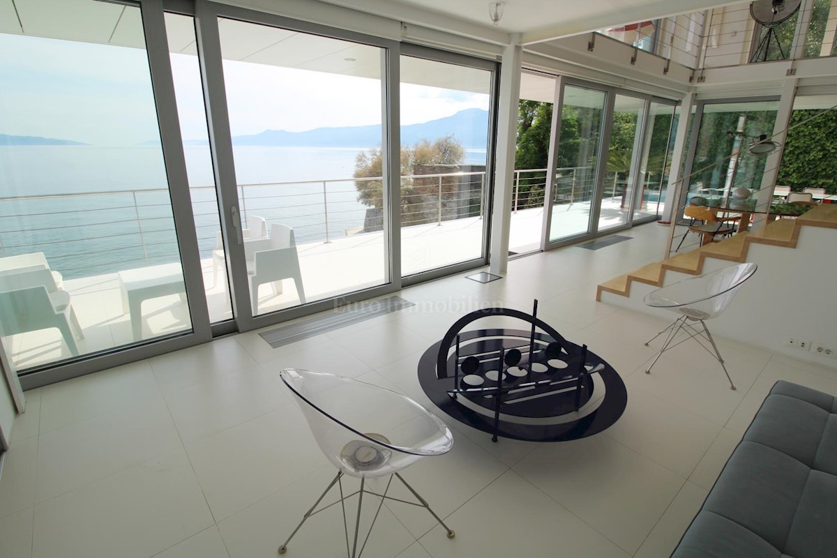 Impressionante villa sul mare! Sinergia di spazio, uomo e mare!