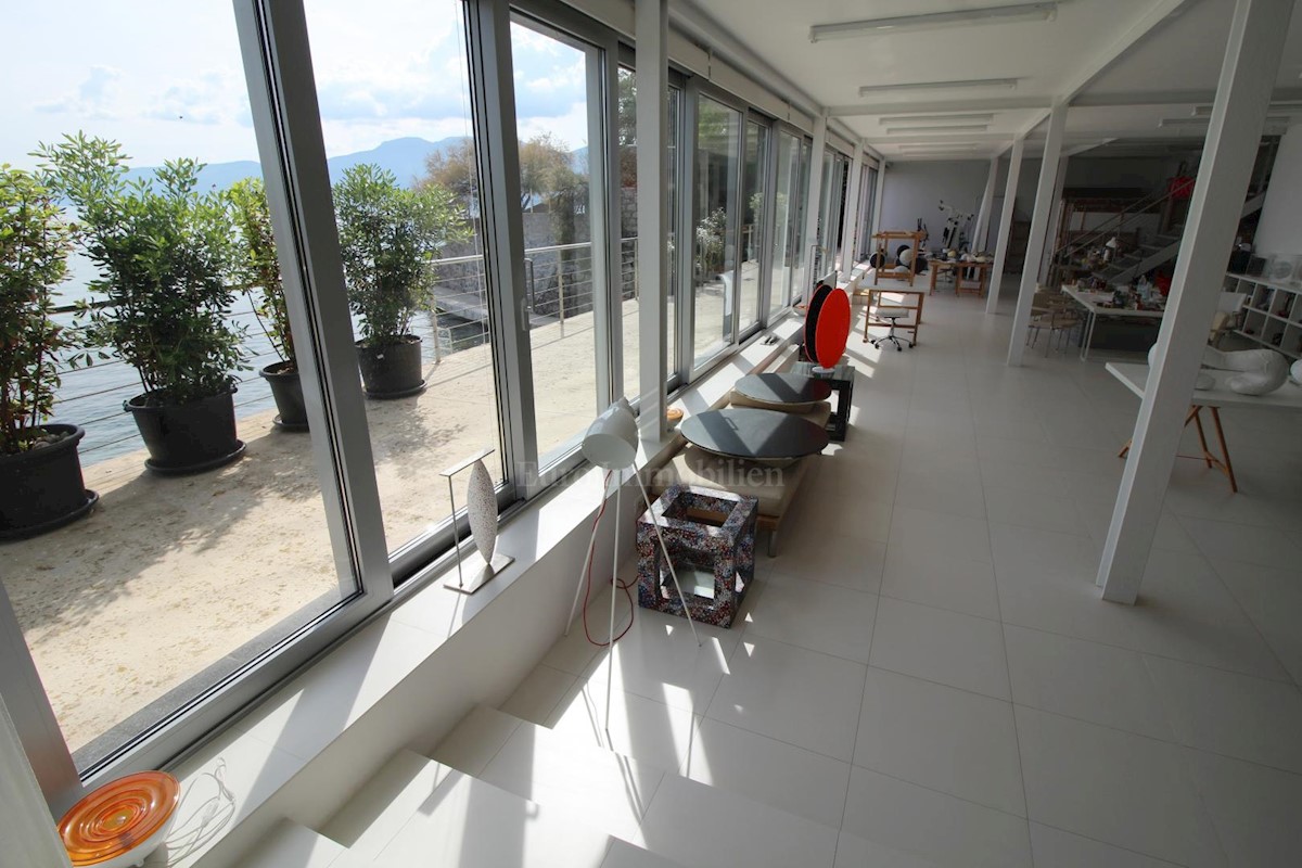 Impressionante villa sul mare! Sinergia di spazio, uomo e mare!