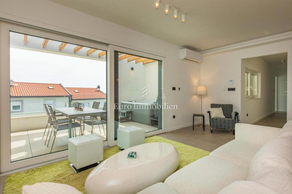 Bellissimo  penthouse  con vista mare - città di Veglia