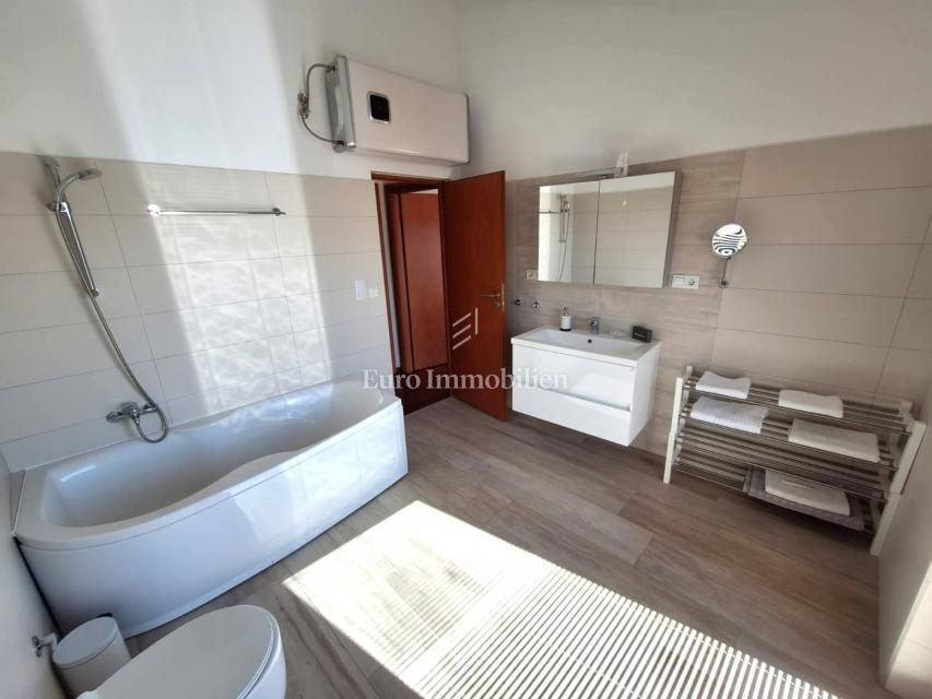 Isola di Krk, Malinska - casa in pietra con piscina