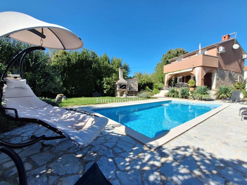 Isola di Krk, Malinska - casa in pietra con piscina