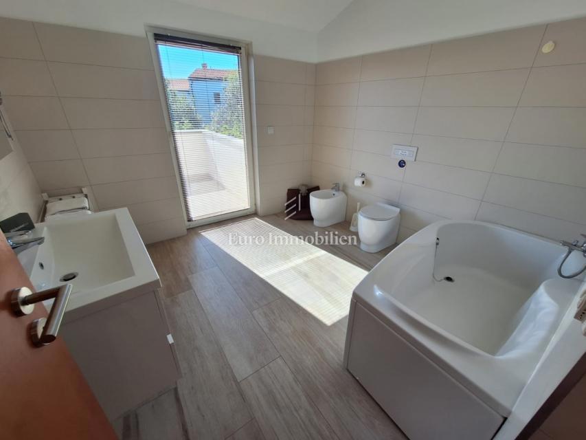 Isola di Krk, Malinska - casa in pietra con piscina