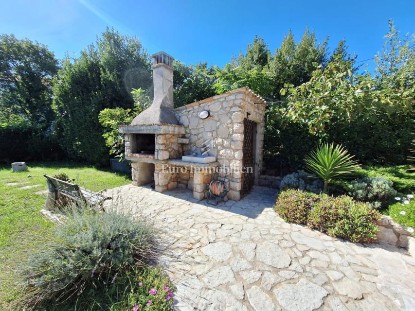 Isola di Krk, Malinska - casa in pietra con piscina