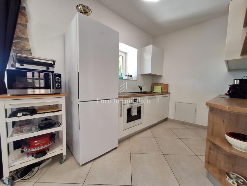 Isola di Krk, Malinska - casa in pietra con piscina