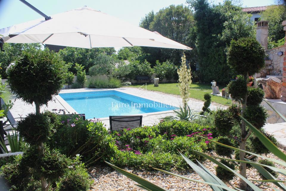 Isola di Krk, Malinska - casa in pietra con piscina