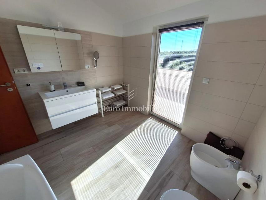 Isola di Krk, Malinska - casa in pietra con piscina